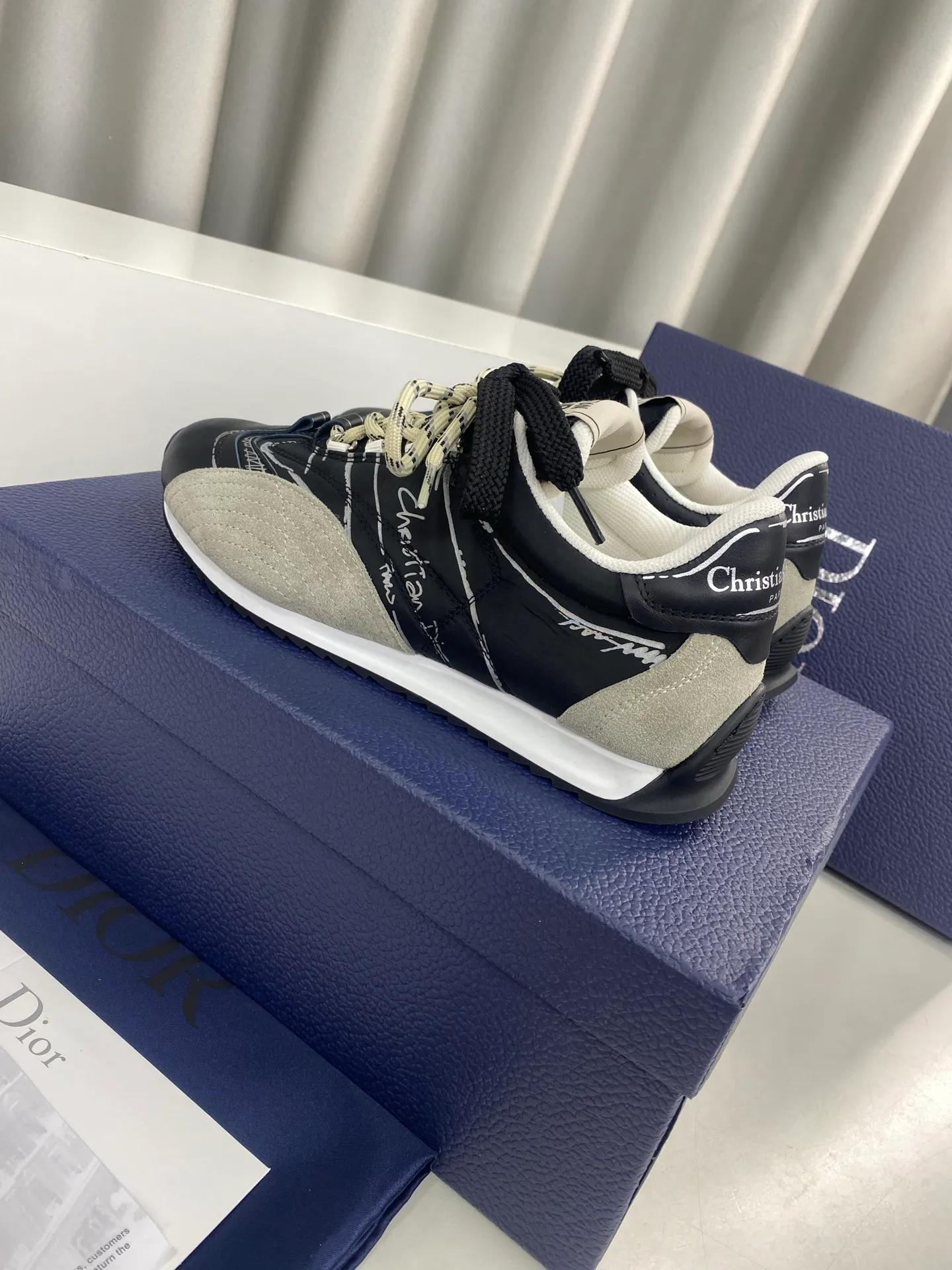 👟👟Ex-factory price 560👟👟 Men's size +10 Dior Dior D-Sketch series graffiti moral shoes casual sports shoes ☑️ D-Sketch sports shoes made a wonderful appearance at the Dior 2025 spring and summer ready-to-wear series show, highlighting the classic retro aesthetics. Crafted from white nylon and calf leather, it's finished with a printed logo inspired by the shoe's production stages, with beige suede calf leather panels and double laces. A handwritten Christian Dior Paris signature adorns the sides, while a Christian Dior Paris signature panel and plaque adorn the heel and tongue. Paired with two-color thin rubber soles, they are more refined and can add high-end temperament to various casual looks. Exquisite packaging at the delivery counter🛍📦 ▪️Fabric: Original customized cowhide/graffiti ▪️Inner foot pads: Breathable mesh ▪️Sole: Original molded non-slip rubber outsole ▪️Sole thickness: 2CM ▪️Size: 35-45 (45 for women and 45 for men, customization is not returnable)